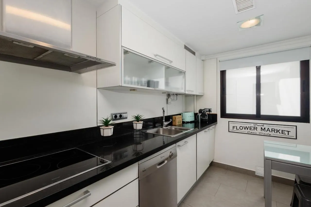 In The Historic Center Of Malaga, Very Close To The Beach And The Ave Train Station, With Private Parking 0*, マラガ