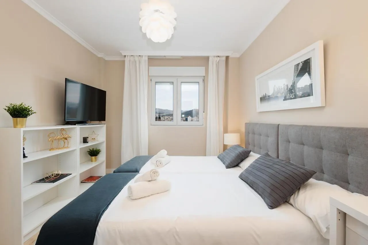 In The Historic Center Of Malaga, Very Close To The Beach And The Ave Train Station, With Private Parking 0*, マラガ